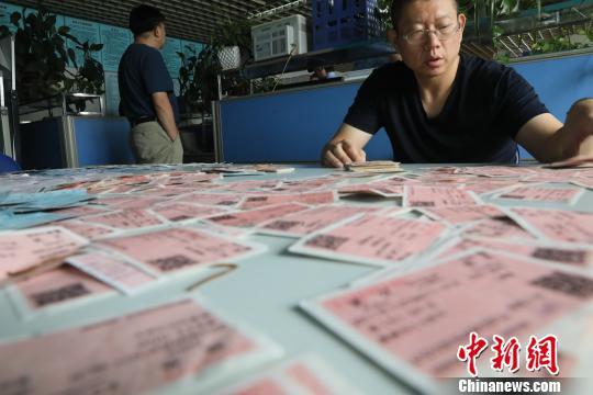 郑州铁路警方 严打倒票 收缴车票1.5万张