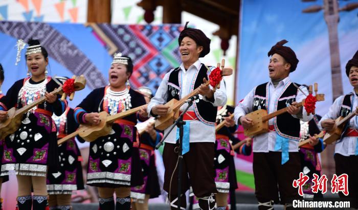 12月15日,在广西桂林市龙胜各族自治县乐江镇江口村,侗族同胞在演唱琵琶歌。 潘志祥 摄
