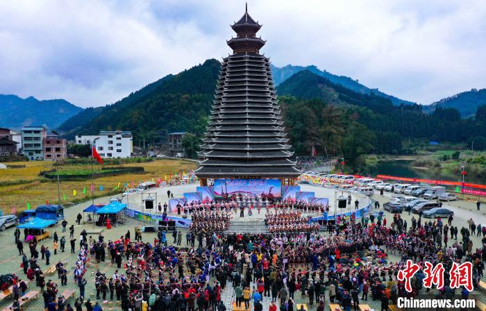 12月15日,在广西桂林市龙胜各族自治县乐江镇江口村,侗族同胞欢聚一堂庆祝侗年。 潘志祥 摄