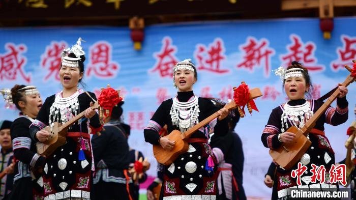 12月15日,在广西桂林市龙胜各族自治县乐江镇江口村,侗族同胞在演唱琵琶歌。 潘志祥 摄