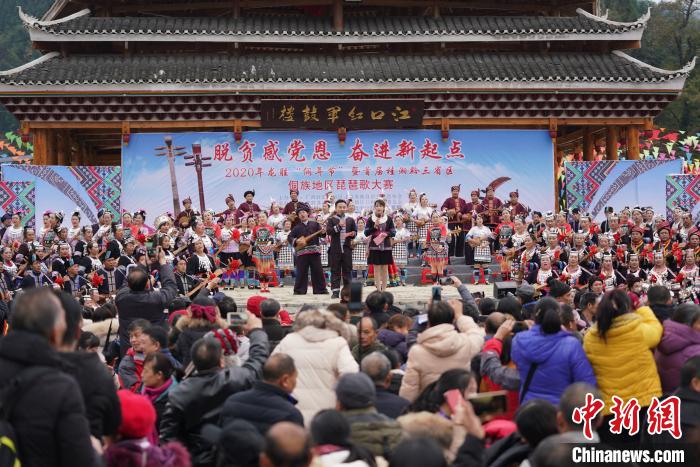 来自“桂湘黔”三省(区)的侗族群众在广西龙胜各族自治县乐江镇江口村参加琵琶歌大赛。 韦吉阳 摄