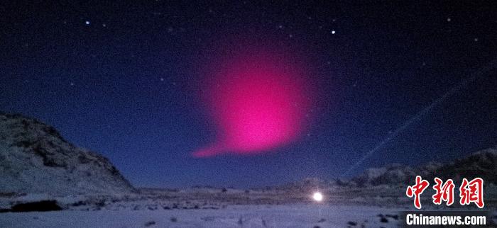 图为在空旷雪地里拍摄到的红色奇光。 乌席勒 摄