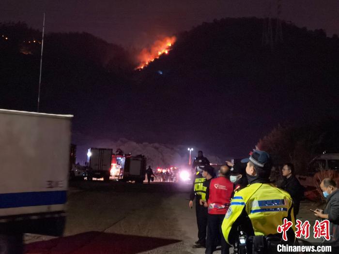 图为深圳南山区大南山山火扑救现场。 陈文 摄