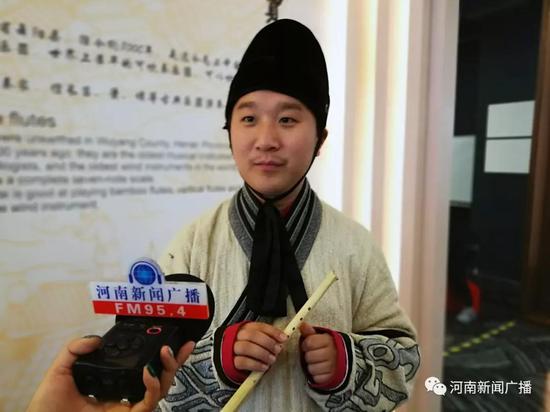 贾湖骨笛演奏者 贺小帅 接受河南新闻广播记者采访
