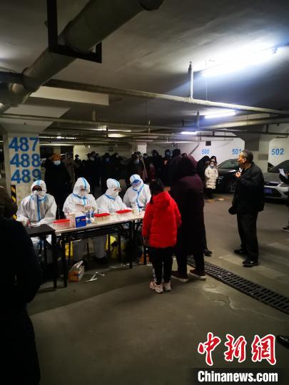 图为石家庄璟郡小区内核酸检测现场,让老人与孩子先测。 杨冬松 摄