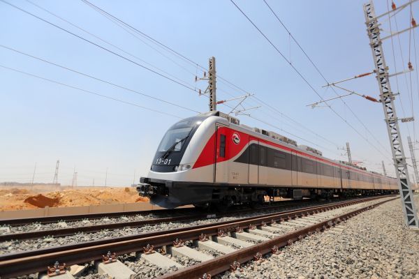 7月3日，由中国企业承建的埃及斋月十日城轻轨铁路通车试运行，这是埃及第一条电气化铁路。（新华社发）