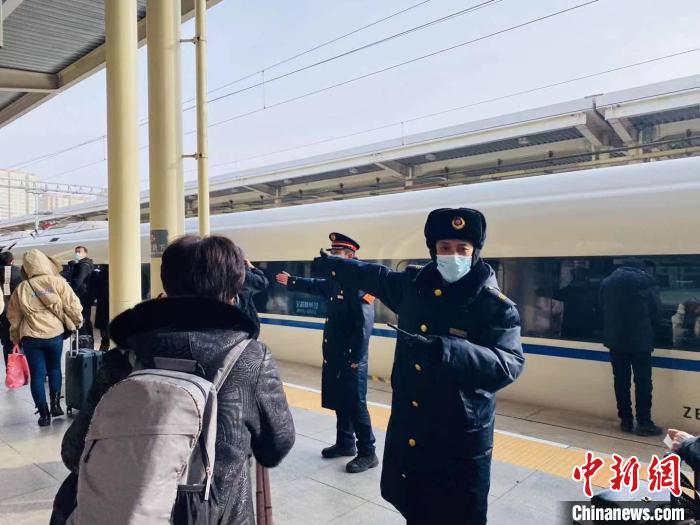 哈铁工作人员提示旅客安全出行。哈铁提供