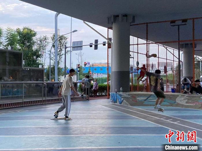 市民在练习滑板。 陈静 摄 市民在练习滑板。 陈静 摄