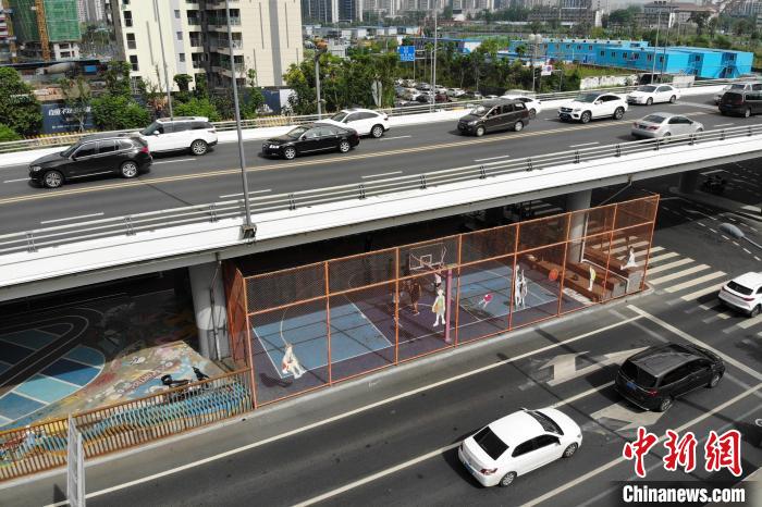桥上车水马龙,桥下市民正在运动。 张浪 摄 桥上车水马龙,桥下市民正在运动。 张浪 摄
