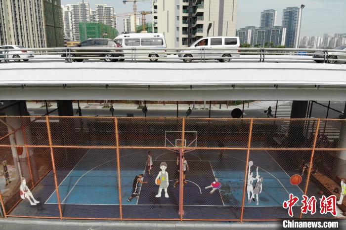 桥上车水马龙,桥下市民正在运动。 张浪 摄 桥上车水马龙,桥下市民正在运动。 张浪 摄