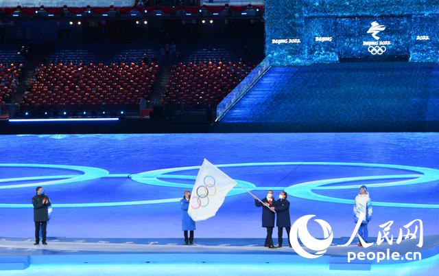 下届冬奥会主办城市意大利米兰市市长萨拉和科尔蒂纳丹佩佐市市长盖迪纳挥舞奥林匹克会旗。