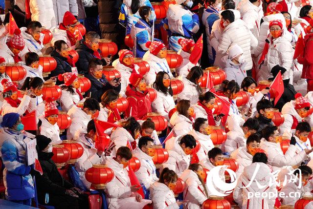 中国体育代表团运动员在看台就坐。