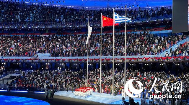 北京冬奥会闭幕式现场，降奥林匹克会旗，唱奥林匹克会歌。